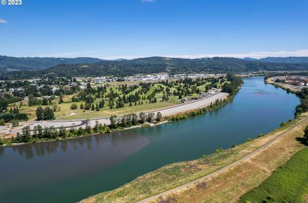 2106 S River Rd, Kelso, WA 98626