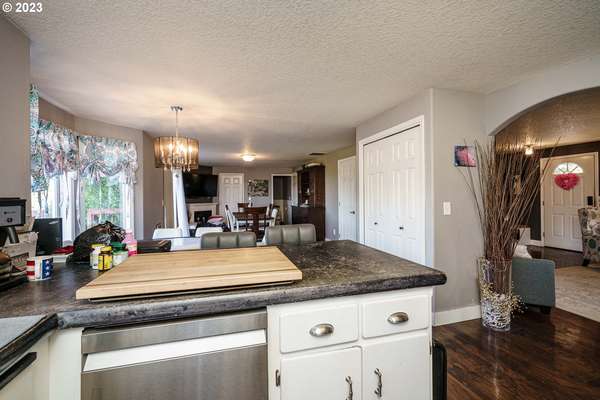 652 E Pioneer Loop, La Center, WA 98629