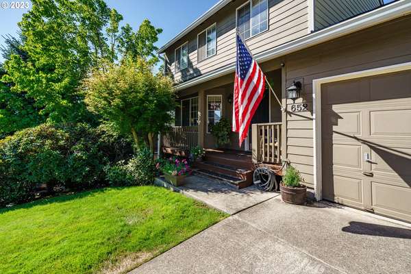 652 E Pioneer Loop, La Center, WA 98629