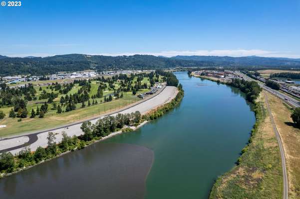 2064 S River Rd, Kelso, WA 98626