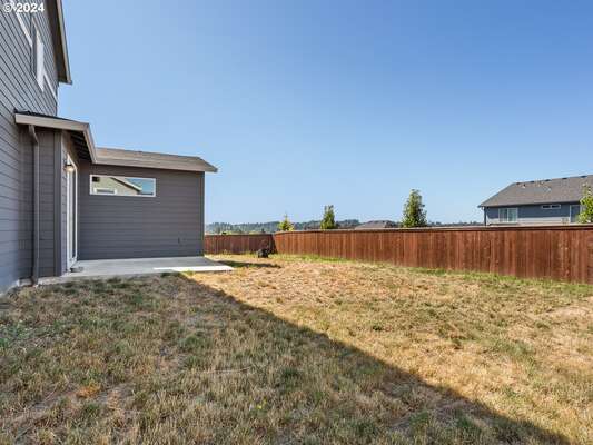 682 E White Oak Ave, La Center, WA 98629