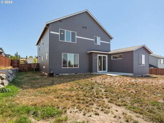 682 E White Oak Ave, La Center, WA 98629