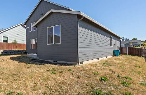 682 E White Oak Ave, La Center, WA 98629