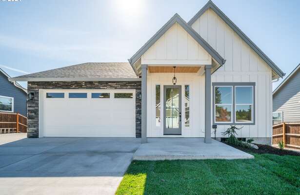 650 W 10th St, La Center, WA 98629