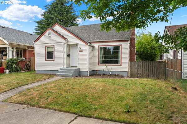 1102 S 3rd Ave, Kelso, WA 98626