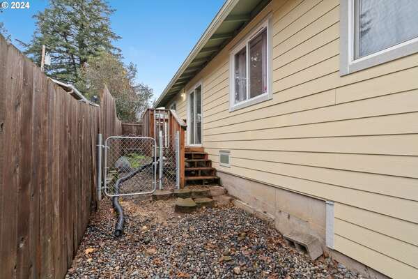 2280  F St, Washougal, WA 98671