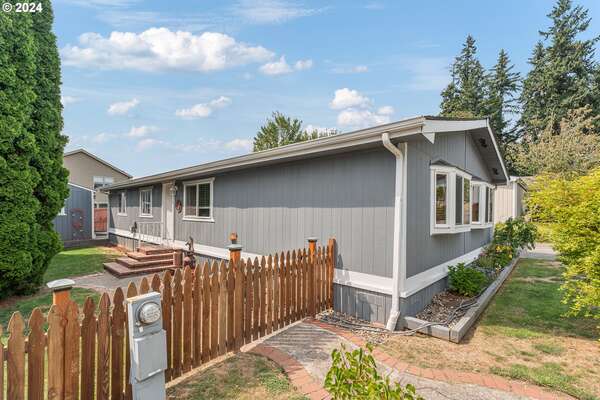 1518 W C Ave, La Center, WA 98629