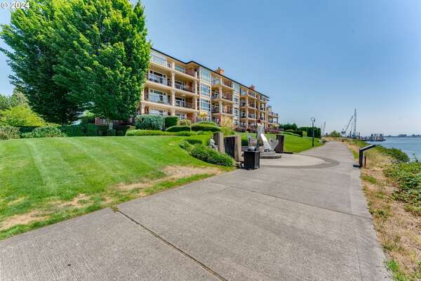 2015 SE Columbia River Dr #320, Vancouver, WA 98661